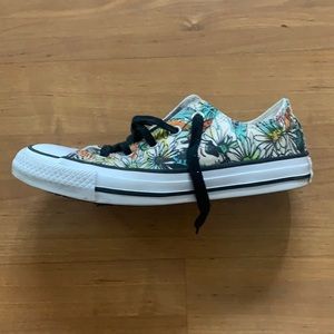 Floral chuck Taylor’s women’s size 6